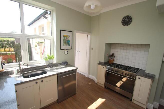 4 bed House to rent Image 5