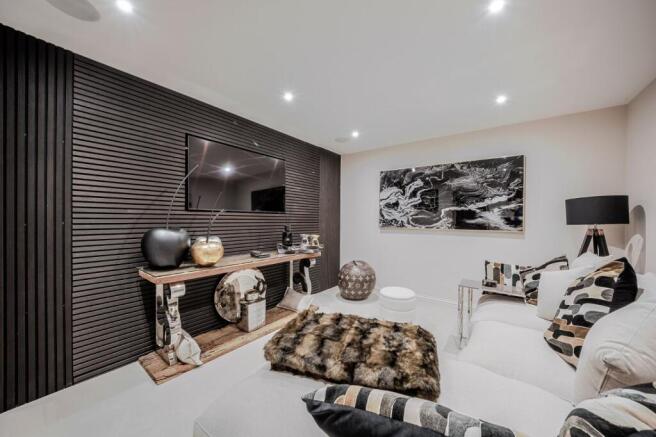 3 bed Flat to rent Image 11