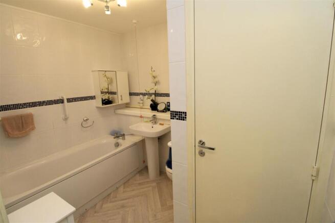 Bathroom1.JPG