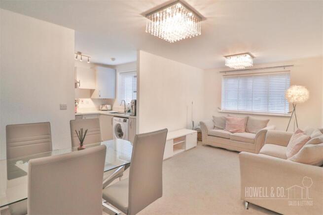 LOUNGE/DINING ROOM