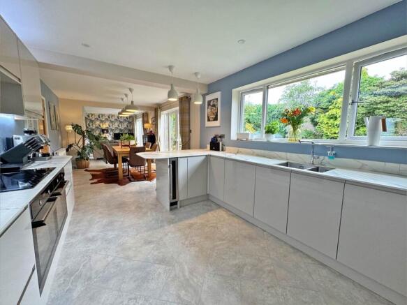4 bed Detached for sale Image 12