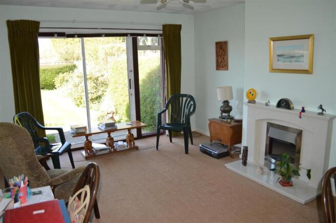 LOUNGE DINING ROOM