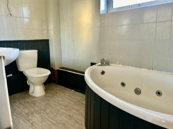 Bathroom / WC: