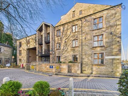 Lune Square, St Georges Quay | A stylish 2 bed apartment with tree lined views