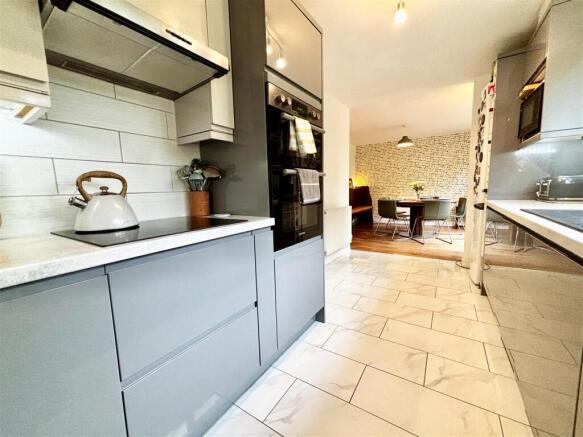 6 bed Detached for sale Image 7