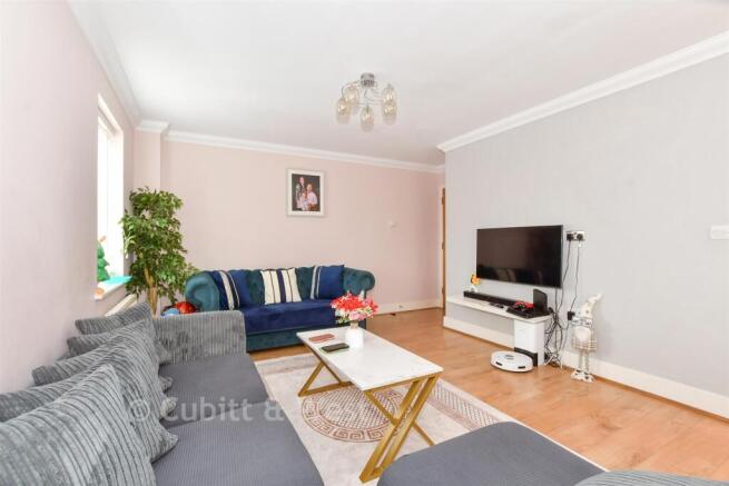 Lounge / Dining Area