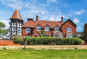 7 The Pavilion, Graylands Estate, Langhurst Wood Road, Horsham RH12 4QD