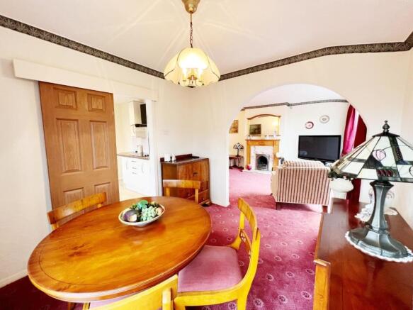 Dining Room pic 3.jpg