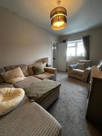 4 bed Semi-Detached to rent Image 6