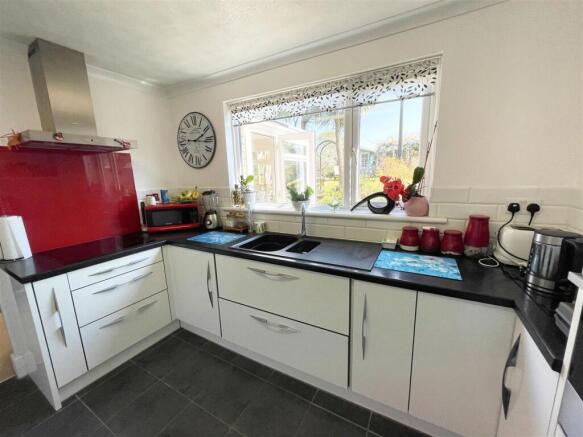 Kitchen 1.jpg