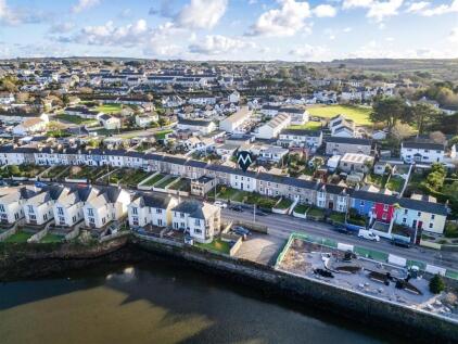 Hayle, Double fronted home moments from town