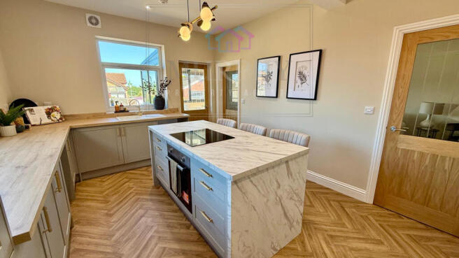 4 bed Bungalow for sale Image 11