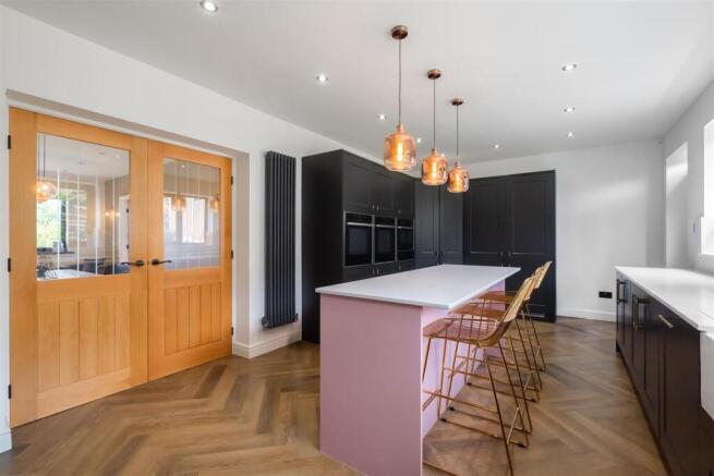 4 bed Detached for sale Image 8