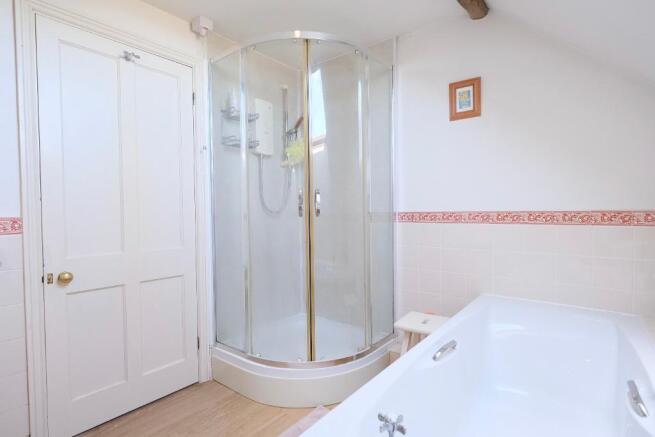Ensuite to main bedroom