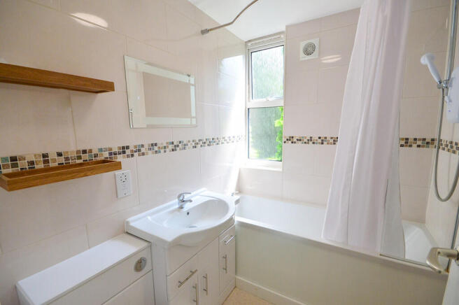 Fitted bathroom w...
