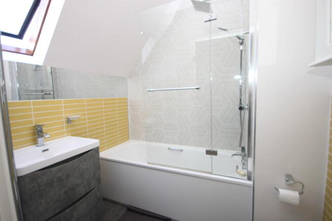 EN-SUITE BATHROOM