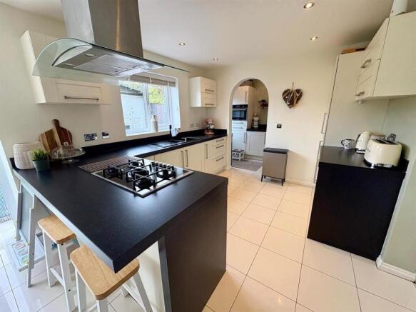 4 bed Detached for sale Image 6