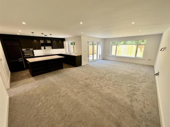 4 bed Detached for sale Image 9