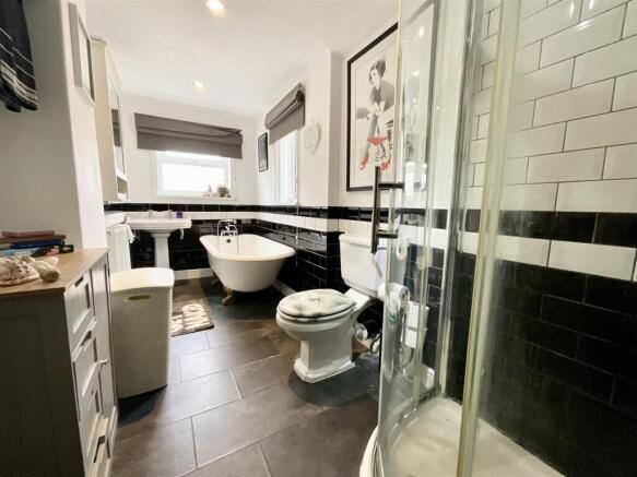 4 bed Terraced to rent Image 6