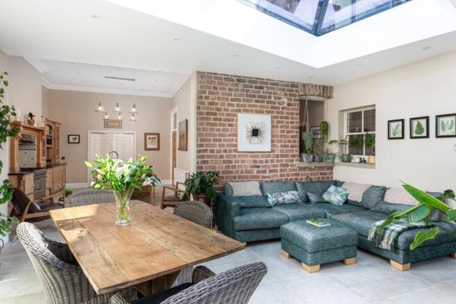 6 bed Semi-Detached for sale Image 7