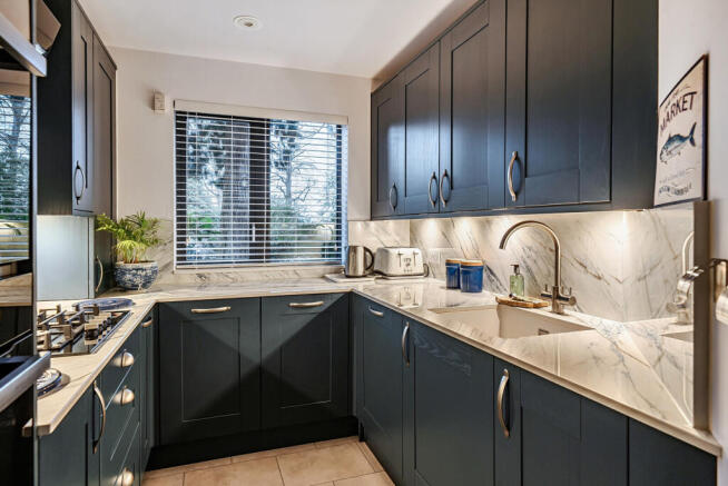 1416532-7-6995f81...