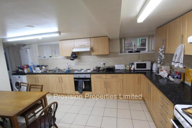 8 bed Semi-Detached to rent Image 10