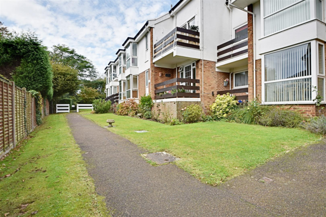 2-bed flat on Pinewoods, Bexhill-On-Sea, £225,000