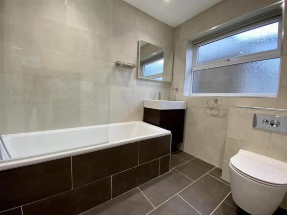 12 Foxglove rd bathroom.jpg
