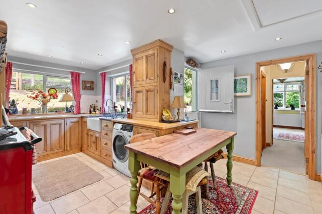 4 bed Bungalow for sale Image 5