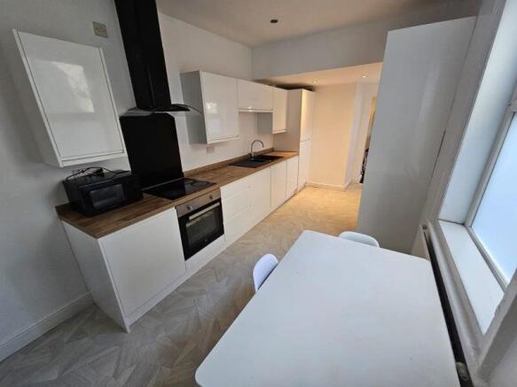 2 bed House Share to rent Image 11