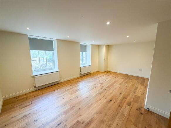 4 bed Apartment to rent Image 6
