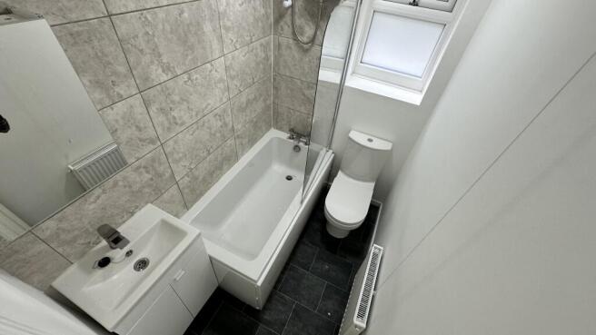 2 bed Terraced to rent Image 4