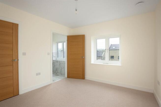 4 bed Semi-Detached for sale Image 10