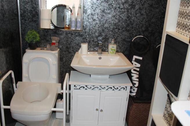 2-PIECE WASHROOM