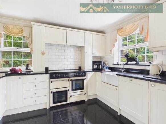 4 bed Detached for sale Image 11