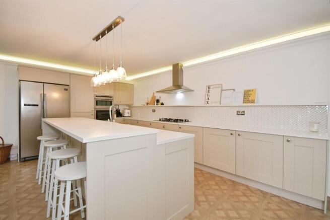 4 bed House for sale Image 7