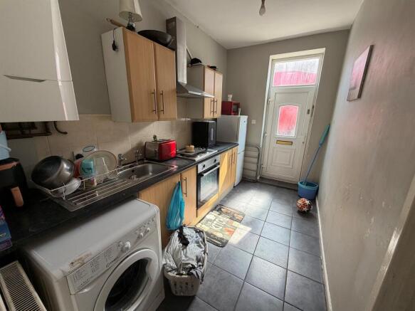 4 bed Ground Flat for sale Image 4