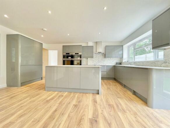 KITCHEN/BREAKFAST ROOM