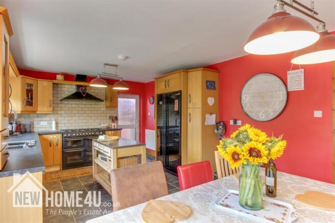 KITCHEN/ DINING: