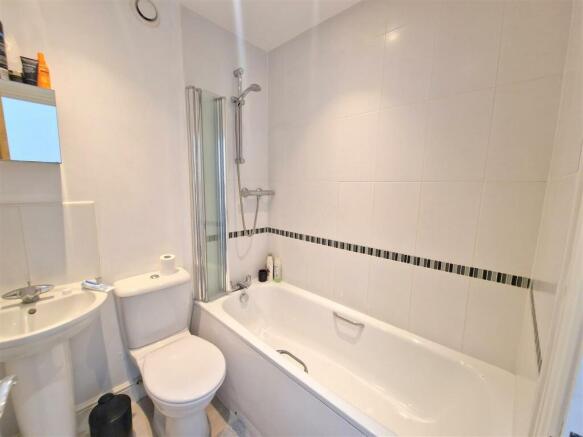 En-suite bathroom.jpg