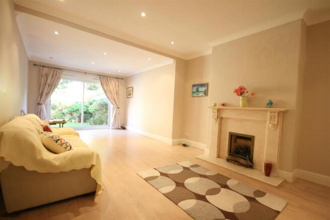 REAR LOUNGE