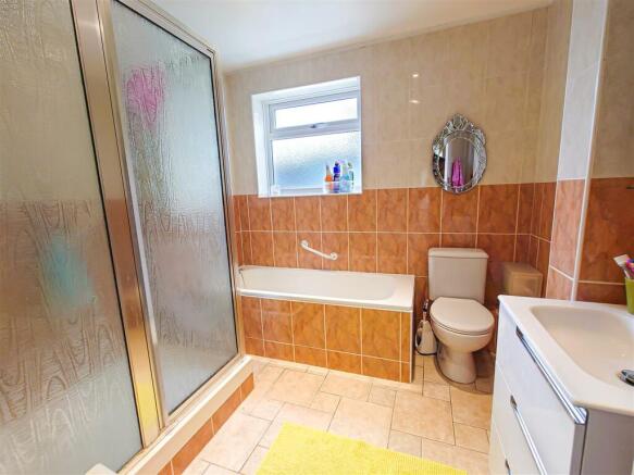 Bathroom 2.jpg