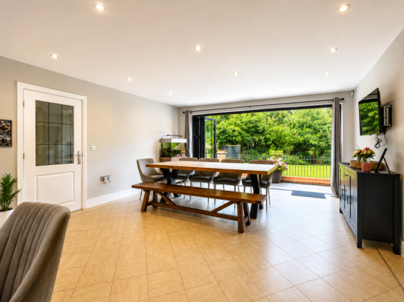 6 bed Detached for sale Image 8