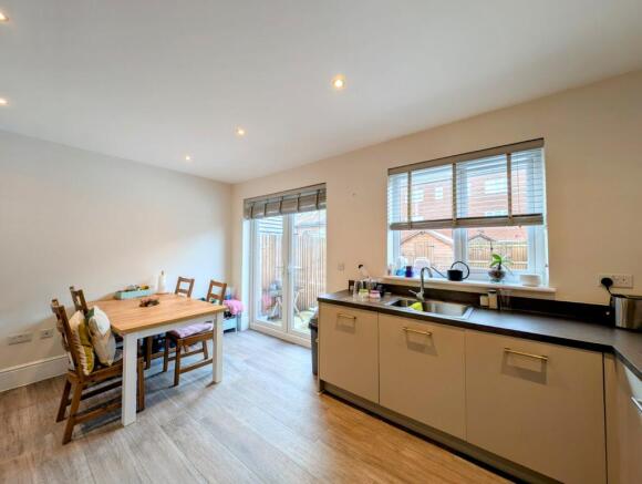 4 bed Terraced to rent Image 5