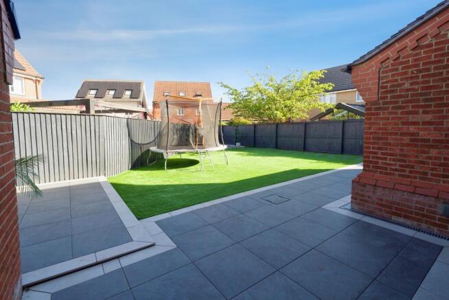 5 bed Detached for sale Image 4