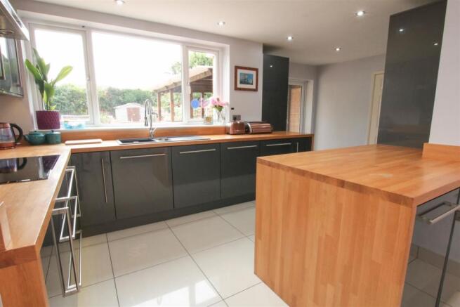 BEAUTIFUL L SHAPED OPEN PLAN LIVING/ DINING/ KITCH
