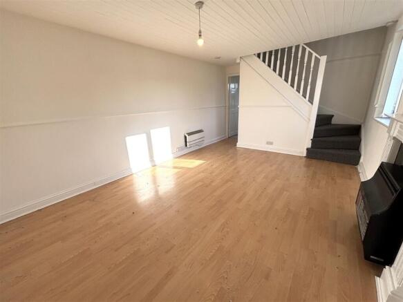 2 bed Semi-Detached to rent Image 3
