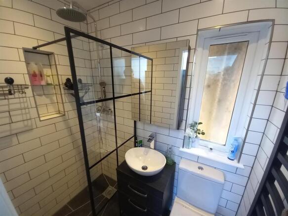 2 Moreton Park En-suite.jpg