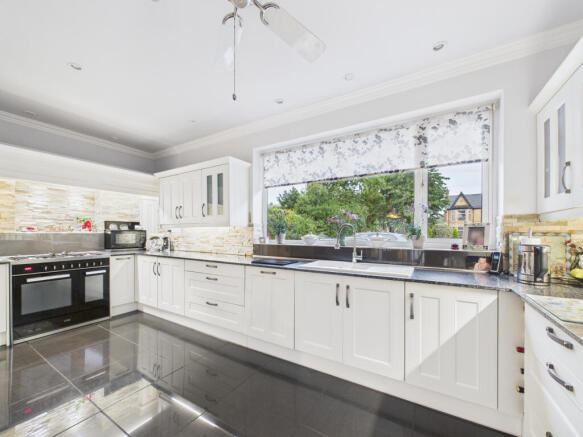 4 bed Detached Bungalow for sale Image 10