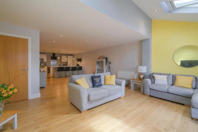 4 bed Semi-Detached for sale Image 5